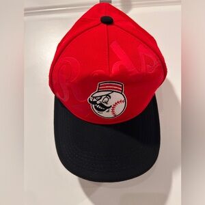 Cincinnati Reds SnapBack hat. EUC